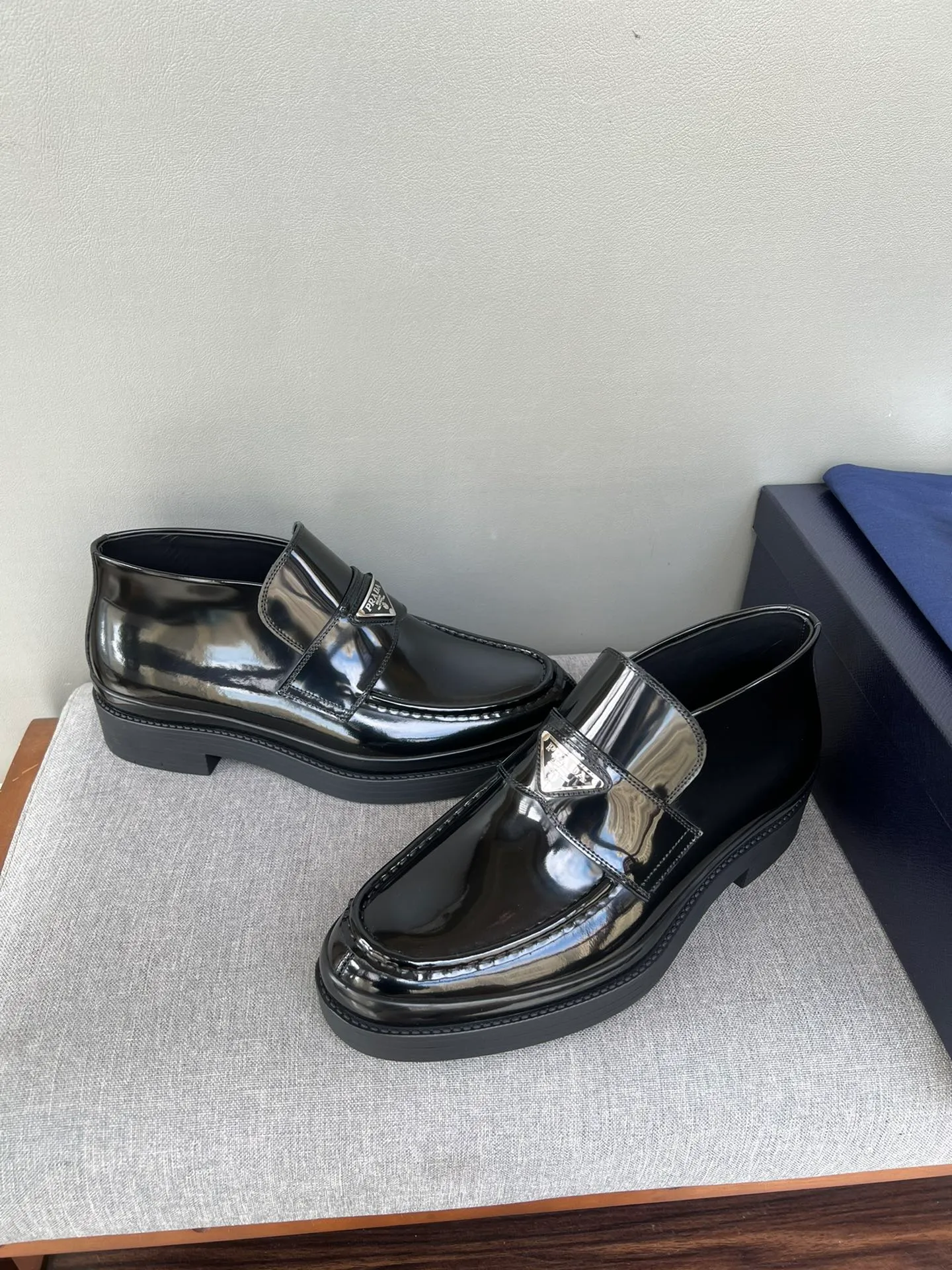 Batch of 1000💰Exclusive hot-selling new Prada Chelsea thick-soled men's shoes, naked boots, imported calf leather on the surface, cow leather on the lining, the outsole is made of private model TPU material, the frosted effect is consistent with the original version, 39-44 in stock (38, 45 custom-made, non-refundable)